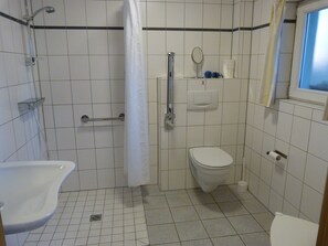 Dusj, hårføner, håndklær og såpe