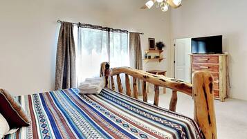 House, Multiple Beds, Hot Tub, Garden View (La Hacienda) | 3 bedrooms, individually decorated, individually furnished, bed sheets