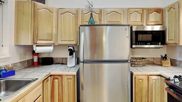 House, Multiple Beds, Hot Tub, Garden View (La Hacienda) | Private kitchen | Fridge, microwave, oven, stovetop