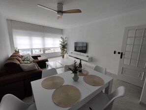 Una Smart TV, libros