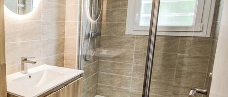 Suihku, pyyhkeet, saippua, sampoo