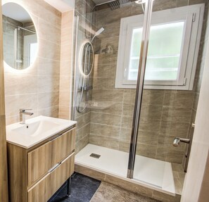 Shower, towels, soap, shampoo - Appartement Rennes Gare (Rennes)