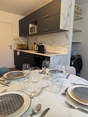 Kühlschrank, Mikrowelle, Ofen, Herdplatte