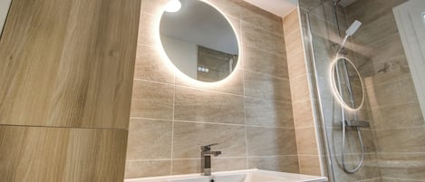 Douche, serviettes fournies, savon, shampooing