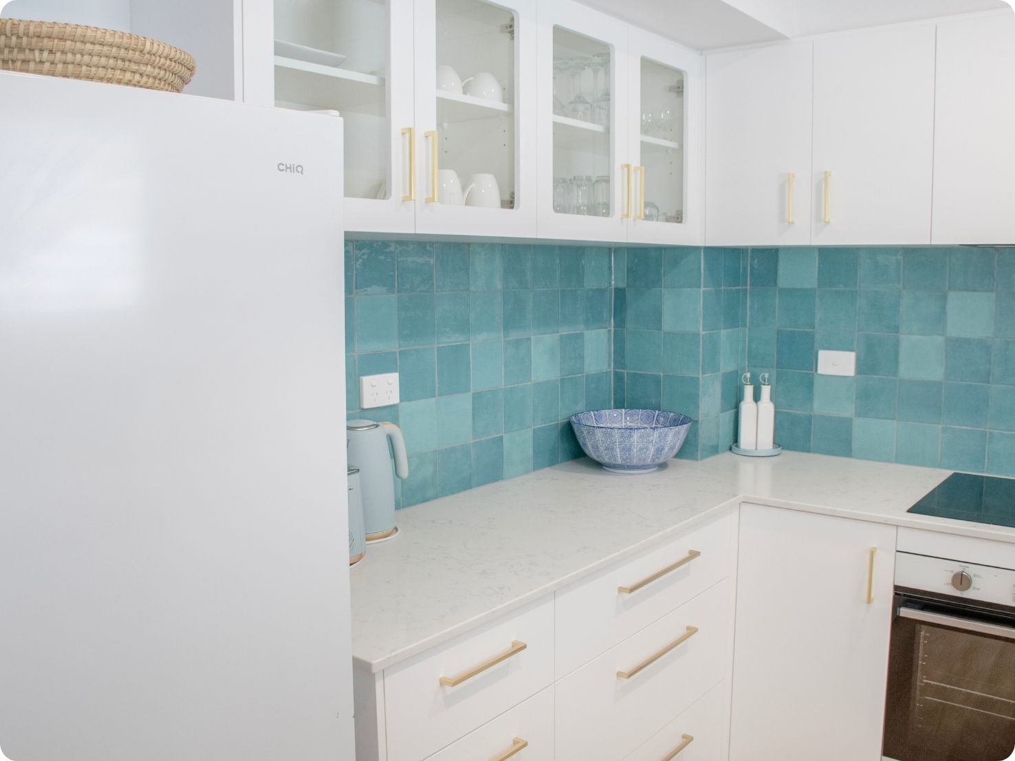 Microwave, stovetop, dishwasher, coffee/tea maker