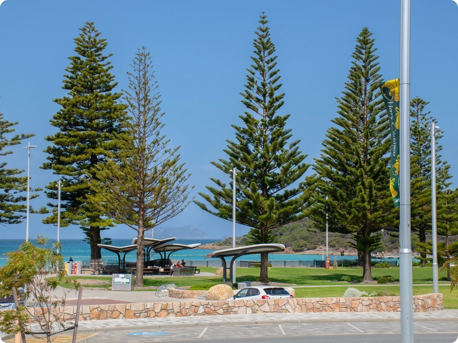Parkeerplaatsen op het terrein