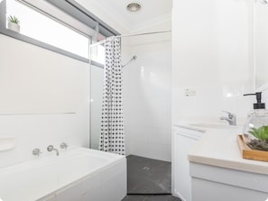 Bathroom - Harbourview House - coast chic in the CBD (ALBANY)