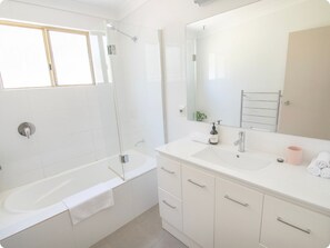 Bathroom - Tech free (no WIFI) farm stay that will leave your soul recharged (Kalgan)