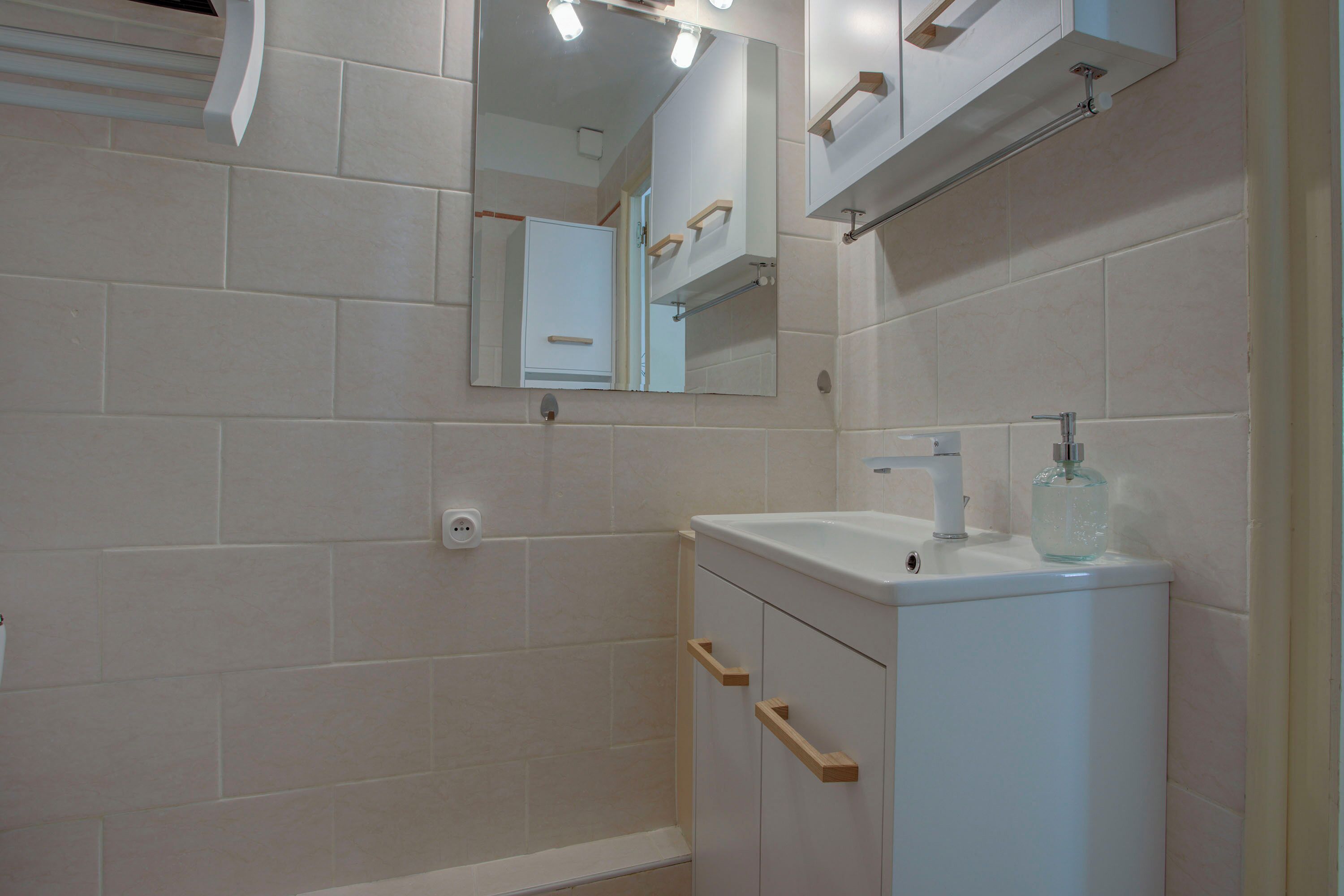 Dusch, hårtork, tvål och toalettpapper