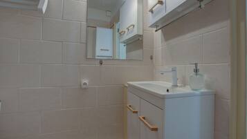 Dusch, hårtork, tvål och toalettpapper