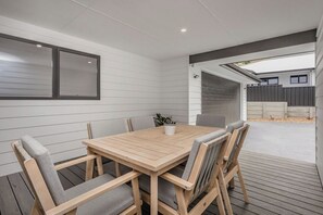 Outdoor dining - Beautiful 3 bed, 2 bath, located opposite historical Vancouver Arts Centre (ALBANY)