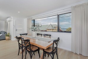 Dining - Beautiful 3 bed, 2 bath, located opposite historical Vancouver Arts Centre (ALBANY)