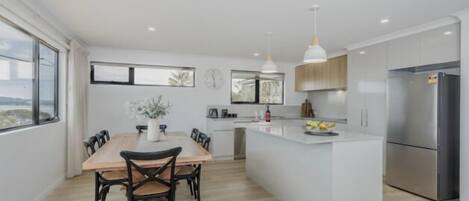 Micro-ondes, four, plaque de cuisson, lave-vaisselle