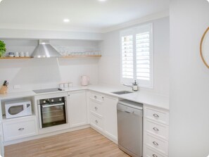 Een microgolfoven, een oven, een kookplaat, een vaatwasser