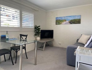 TV - Functional comfort awaits at your private space to explore Albany (Mount Melville)