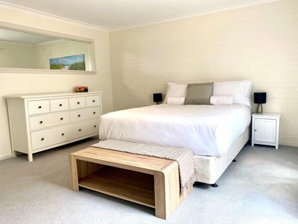 1 bedroom, iron/ironing board, free WiFi - Functional comfort awaits at your private space to explore Albany (Mount Melville)