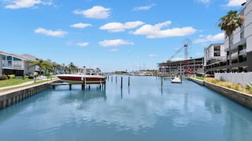 Condo (2 Bedrooms) | Property amenity