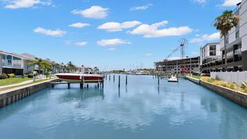 Condo (2 Bedrooms) | Property amenity