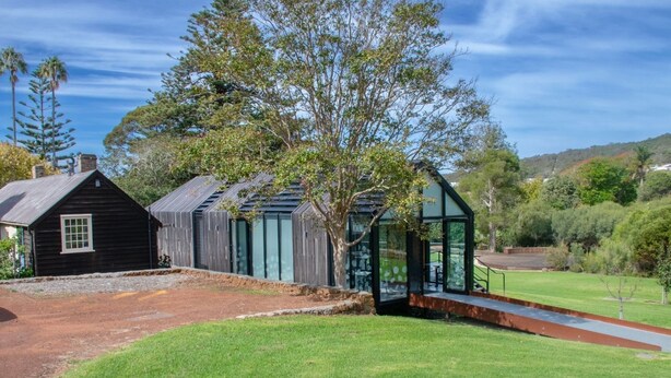 A traditional wooden house with a glass conservatory, surrounded by a well-maintained lawn and trees. - Cute upstairs 2 bedroom apartment perfect for short stays while visiting Albany (MIRA MAR)