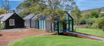 Cute upstairs 2 bedroom apartment perfect for short stays while visiting Albany