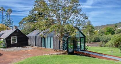 Cute upstairs 2 bedroom apartment perfect for short stays while visiting Albany