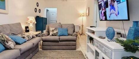 Appartamento Comfort | Area soggiorno | TV a schermo piatto 42 pollici con canali digitali