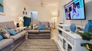 Apartamento Confort | Zona de estar | Televisión de pantalla plana de 42 pulgadas con canales digitales