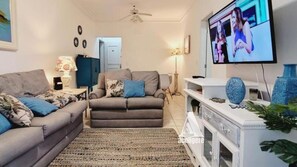 คอมฟอร์ทอพาร์ทเมนท์ | บริเวณนั่งเล่น | ทีวีจอแบน 42 นิ้ว พร้อมช่องดิจิตอล