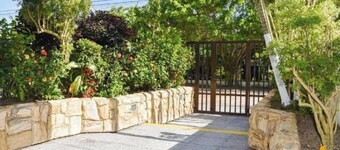 Apartamento 3 Quartos no Guarujá. Um refúgio de tranquilidade a poucos passos da praia GJA1