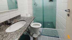 舒適公寓 | 浴室 | 淋浴設備、毛巾、衛生紙