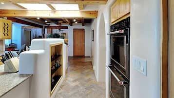 Nhà (4 Bedrooms) | Tiện nghi, dịch vụ nơi lưu trú