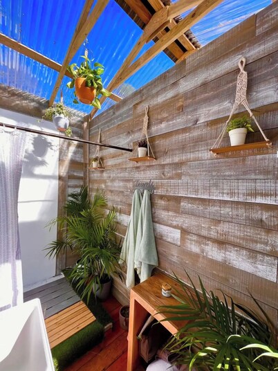 Secluded Texas Glamping Dome with AC, East Texas

