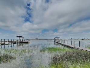Un rivage paisible, agrémenté de promenades en bois et de deux kiosques.