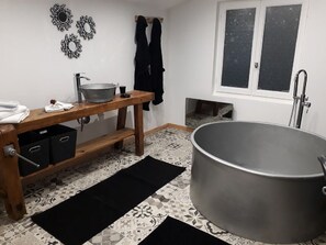 Een haardroger, handdoeken, zeep, toiletpapier