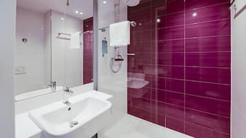 Douche, sèche-cheveux, serviettes fournies, savon