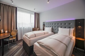 Zweibettzimmer, rollstuhlgeeignete Dusche | Schallisolierte Zimmer, kostenloses WLAN