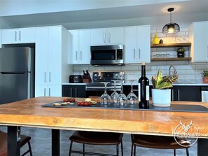 Kylskåp, mikrovågsugn, spishäll och diskmaskin