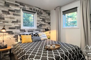 Työpöytä, vauvan matkasänky, ilmainen Wi-Fi, vuodevaatteet