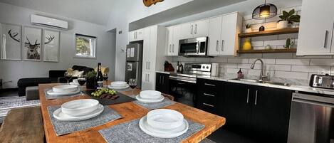 Réfrigérateur, micro-ondes, plaque de cuisson, lave-vaisselle