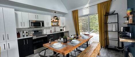 Jääkaappi, mikroaaltouuni, liesi, astianpesukone