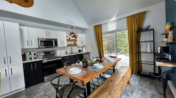 Frigorífico, microondas, placa de cocina y lavavajillas