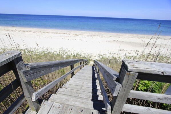 Beach nearby - 99 Wing Blvd W- Steps to private beach, pet friendly! (Sandwich)