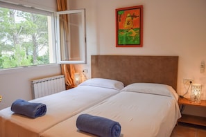 5 bedrooms, iron/ironing board, travel cot, free WiFi - Villa with splendid sea view only 500 m. from the beach.Begur.  (Begur)