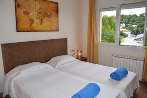 5 bedrooms, iron/ironing board, travel cot, free WiFi - Villa with splendid sea view only 500 m. from the beach.Begur.  (Begur)