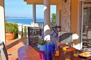 Outdoor dining - Villa with splendid sea view only 500 m. from the beach.Begur.  (Begur)