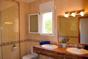 Hair dryer, bidet, towels, toilet paper - Villa with splendid sea view only 500 m. from the beach.Begur.  (Begur)