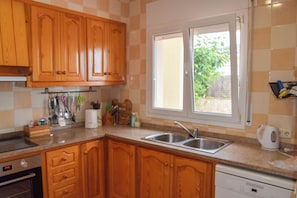 Fridge, microwave, oven, stovetop - Villa with splendid sea view only 500 m. from the beach.Begur.  (Begur)