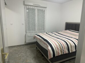 2 chambres, fer et planche à repasser, Wi-Fi, draps fournis