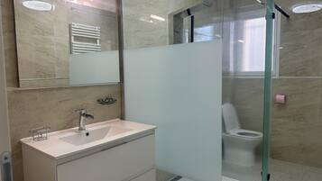 SĂšche-cheveux, serviettes fournies, savon, shampoing