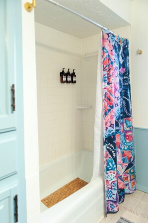 Shower, hair dryer, towels, soap - Game Room + XL Backyard Retreat  (Norman)